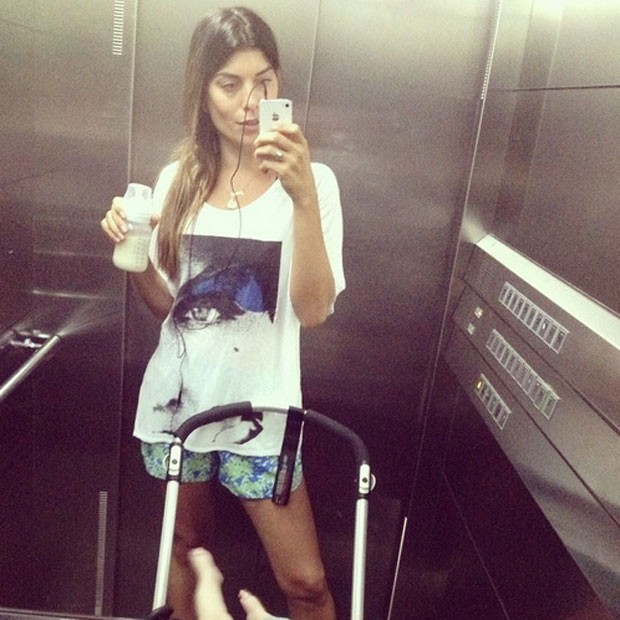 Joana Balaguer: selfie no elevador (Foto: Reprodução/ Instagram)