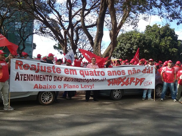 Manifestantes da CUT protestam contra ajuste fiscal (Foto: Debora Cruz/G1)