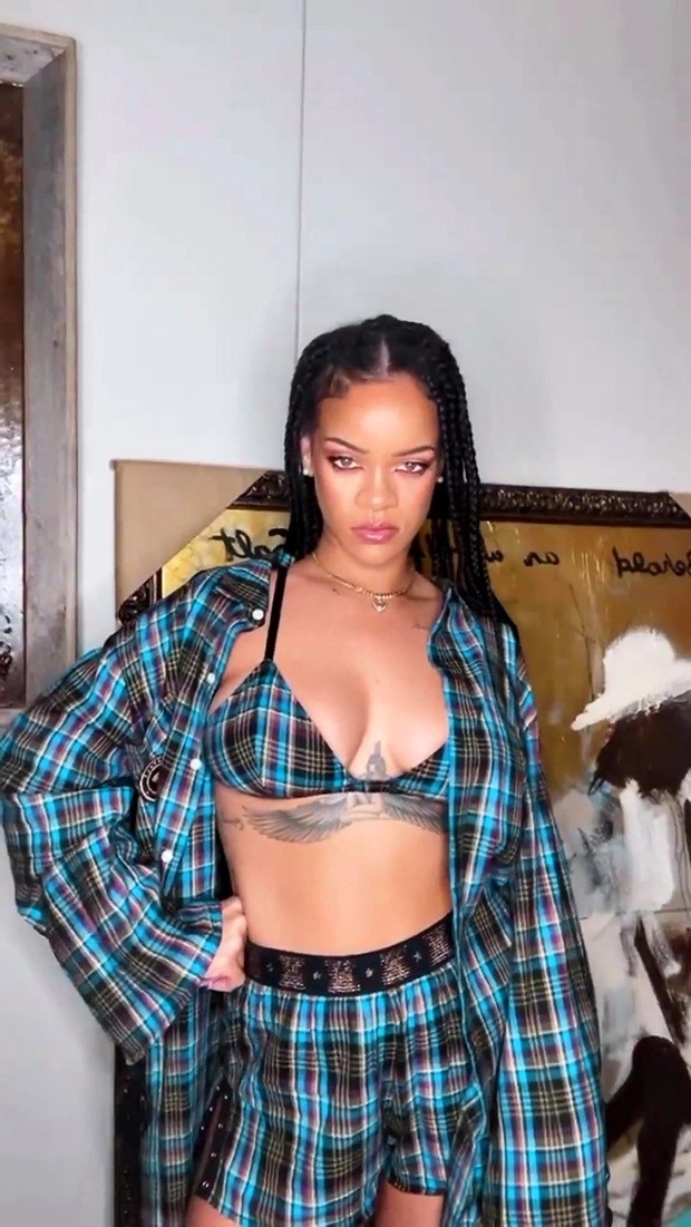 Rihanna usa vestido que deixa parte do bumbum à mostra