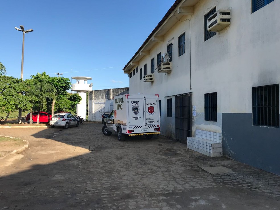 Corpo de Ivanildo Pinto de Lemos Júnior foi encontrado às 5h desta sexta-feira (9), na Penitenciária Padrão de Santa Rita. (Foto: Walter Paparazzo/G1)