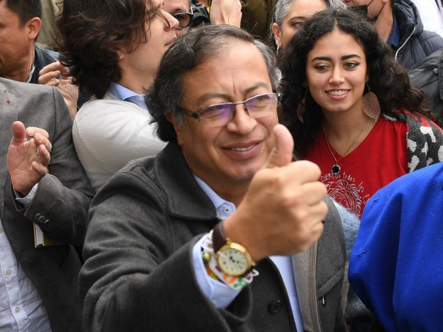 Presidente eleito da Colômbia, Gustavo Petro, faz sinal positivo para a imprensa ao chegar para votar em Bogotá