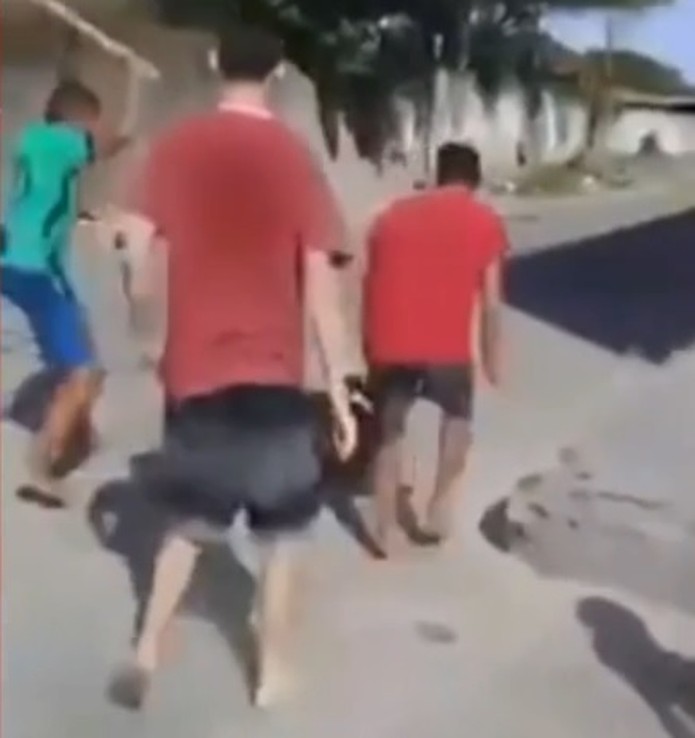 Cinco homens agridem travesti com socos, chutes e pauladas em Fortaleza — Foto: Reprodução
