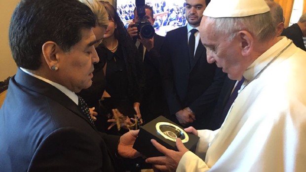 Diego Maradona presenteando o Papa Francisco (Foto: Divulgação)