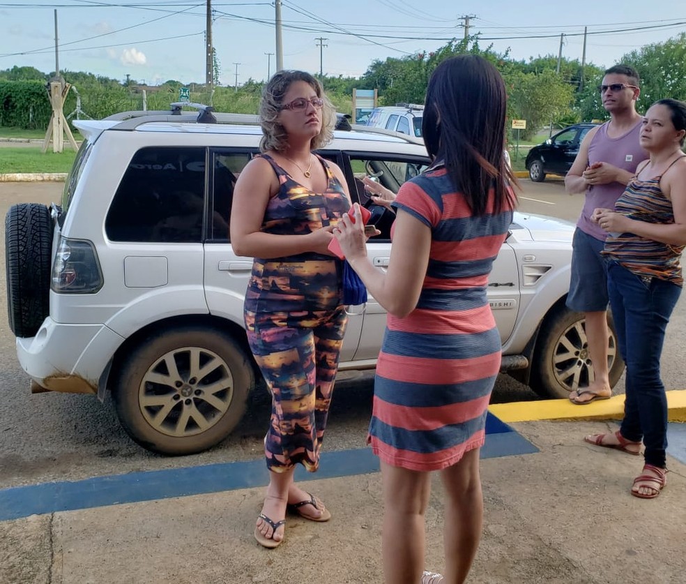 Alyne recebeu informações da equipe do setor de saúde da ilha  — Foto: Ana Clara Marinho/TV Globo