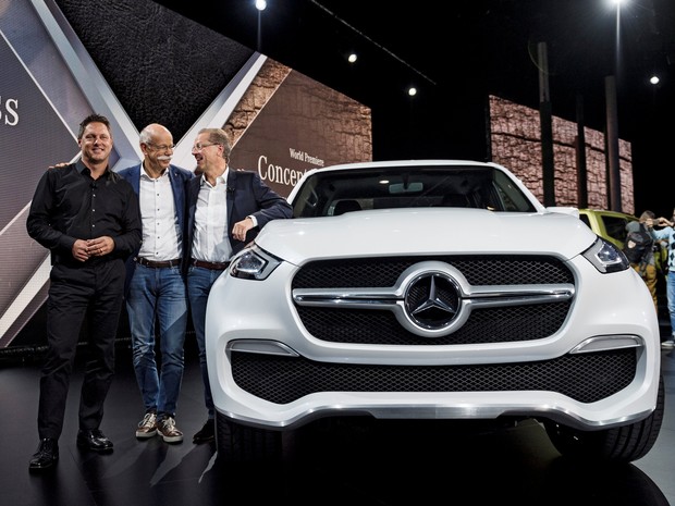 Executivos da Mercedes mostram a nova picape (Foto: Vilhelm Stokstad /TT News Agency/REUTERS)