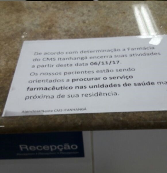 Comunicado anuncia fechamento da farmácia. SMS diz que não autorizou colocação do cartaz