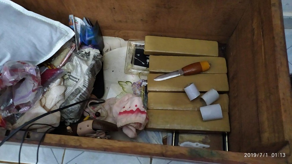 Droga e dinheiro estavam dentro de baú — Foto: Polícia Militar