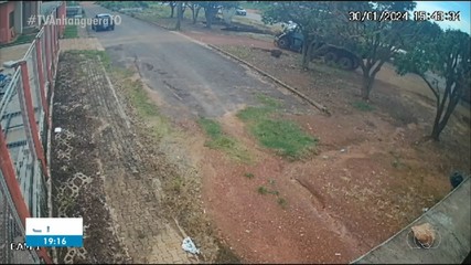Caminhão perde o controle e bate em árvore em Paraíso
