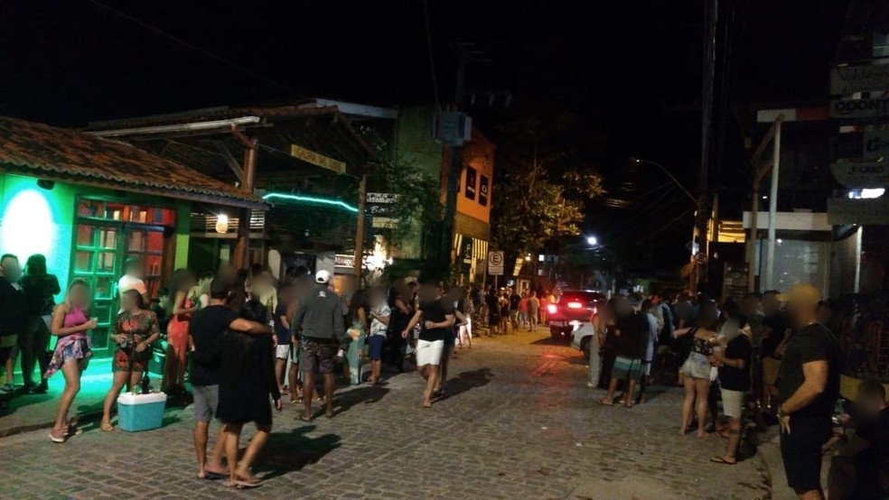 Moradores de Pipa flagraram aglomeração de pessoas na noite de sábado (25) em Pipa, RN. — Foto: Cedida