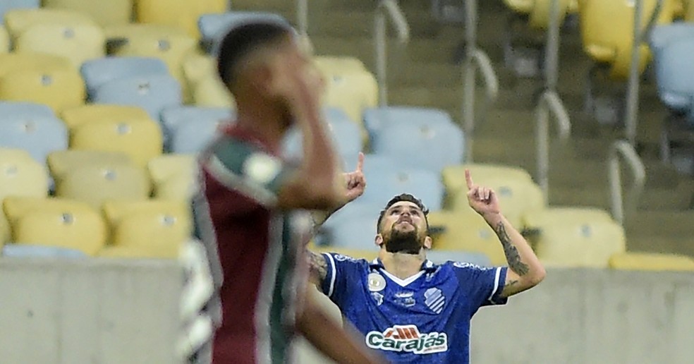 Após cumprir suspensão, Jonatan Gómez volta e deve jogar contra o Fluminense — Foto: André Durão