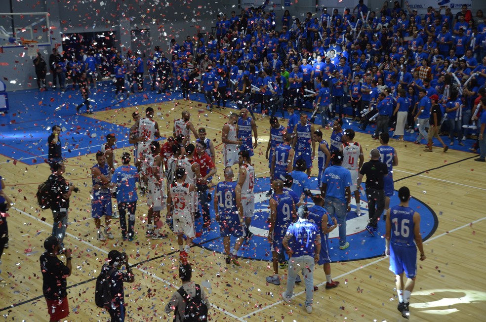 Partida terminou em um grande clima de confraternização entre os atletas dos times paraibano e carioca (Foto: Silas Batista / GloboEsporte.com)