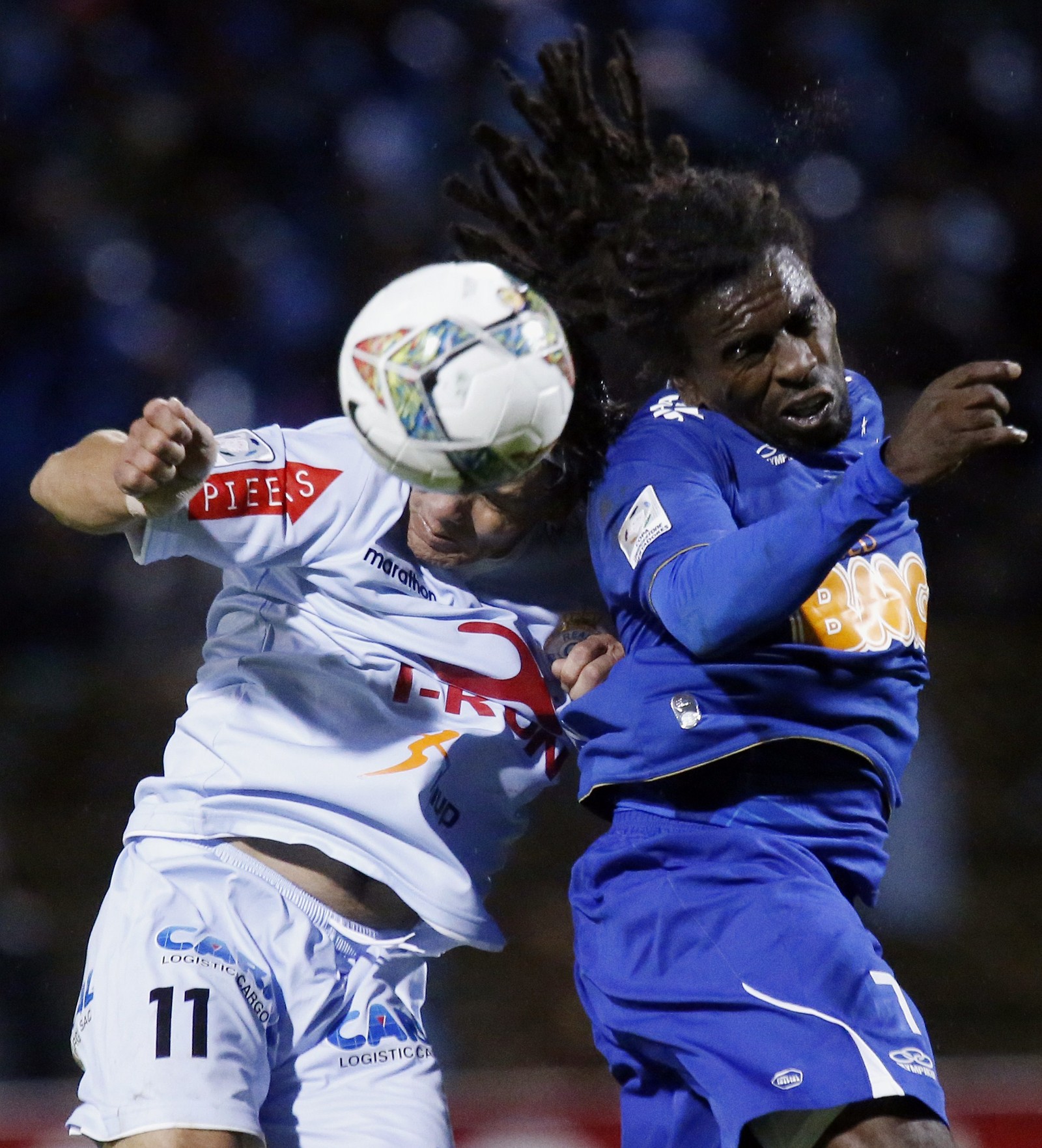 Na disputa entre Real Garcilaso e Cruzeiro, na Libertadores de 2014, Tinga, do Cruzeiro, foi alvo de vaias da torcida rival, acompanhadas de sons que imitavam um macaco, a cada vez que dominava a bolaAFP