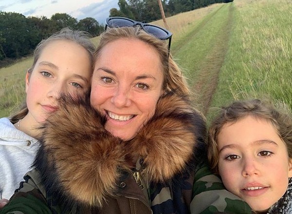 A atriz Tamzin Outhwaite com as filhas (Foto: Instagram)