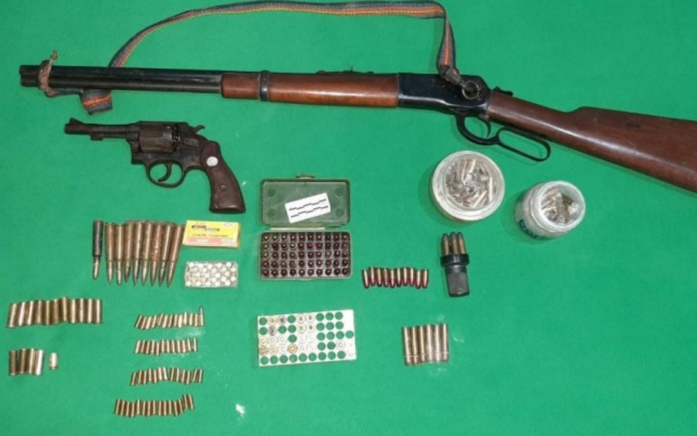 PM apreende revólver, espingarda e munições na casa de homem suspeito de matar a mulher, em Anápolis, Goiás — Foto: Divulgação/Polícia Militar