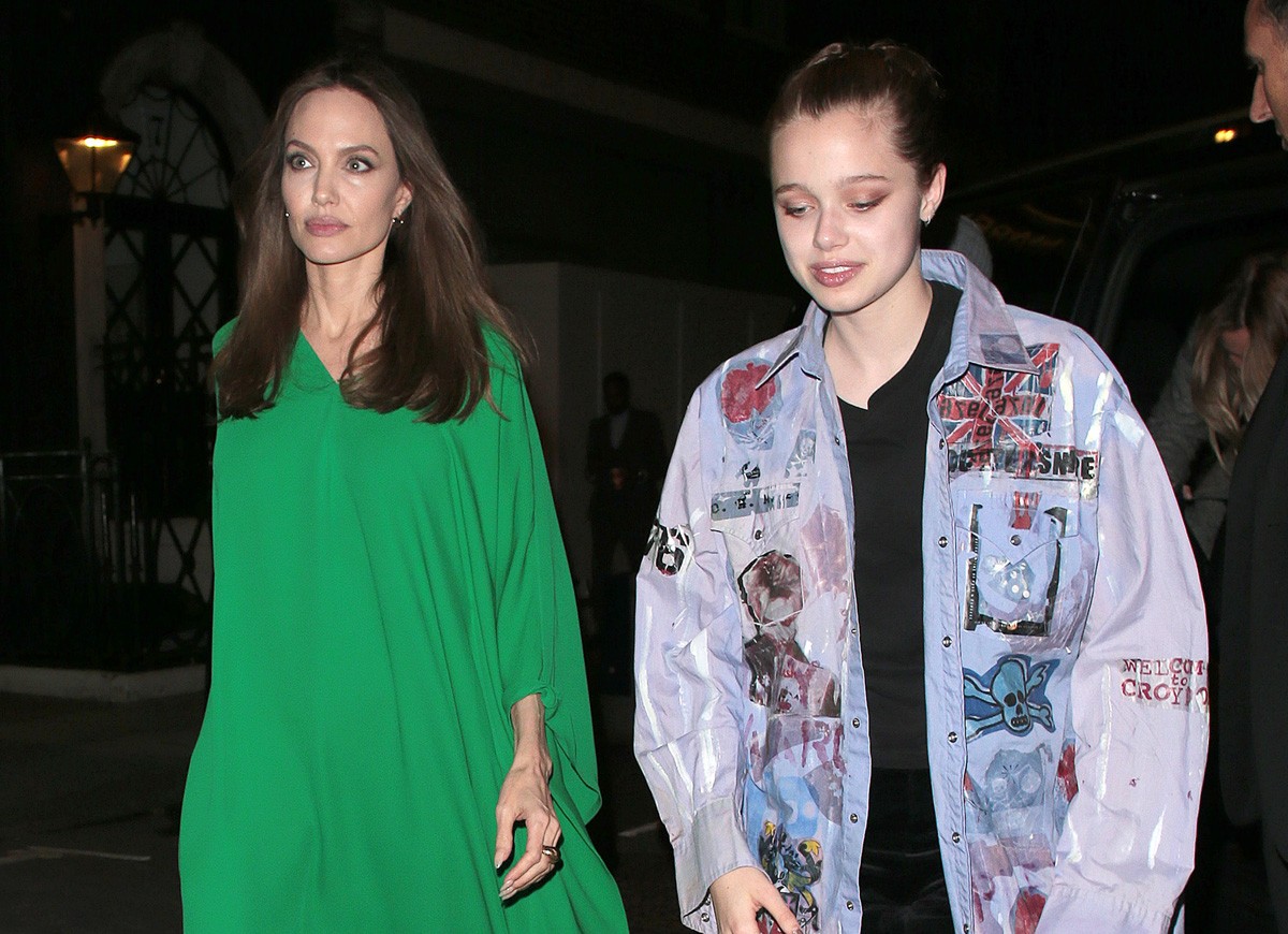 Look da famosa: Filha de Angelina Jolie chama a atenção ao usar