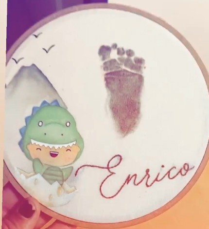 Diego Grossi mostra com orgulho impressão digital do pé de Enrico (Foto: Reprodução/Instagram)