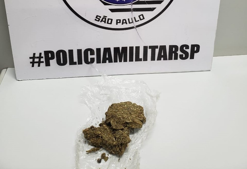 Porção de maconha foi encontrada durante a averiguação da denúncia de violência doméstica — Foto: Polícia Militar