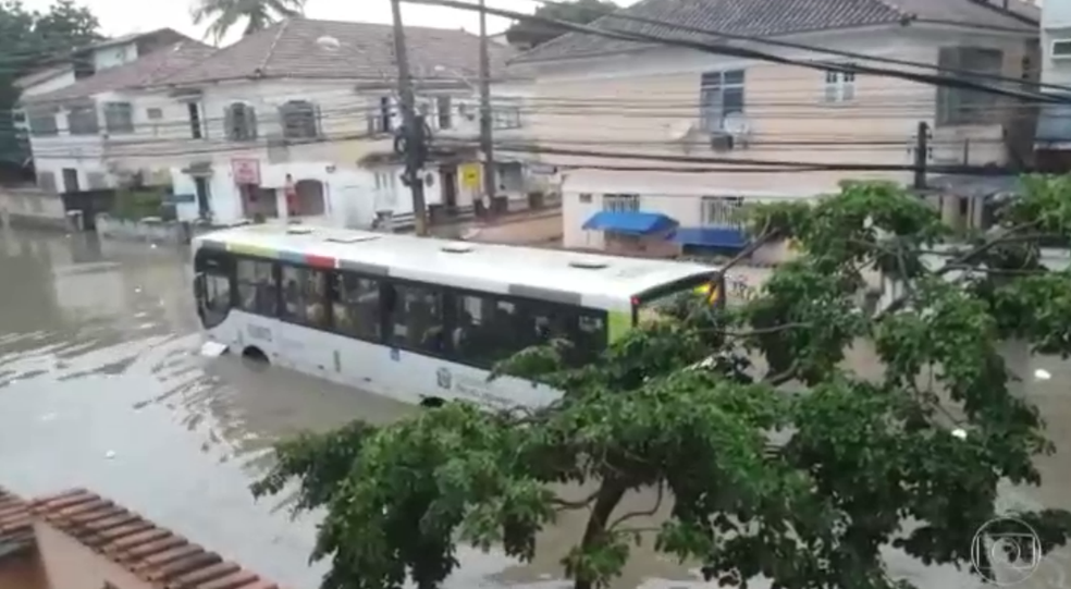 Higienópolis: Ônibus aceleara com chuva na altura do pneu (Foto: Reprodução)