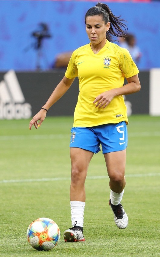 Thaisa de esmalte amarelo no jogo da seleção brasileira de futebol feminino contra a Itália neste 18.06. (Foto: Getty Images)
