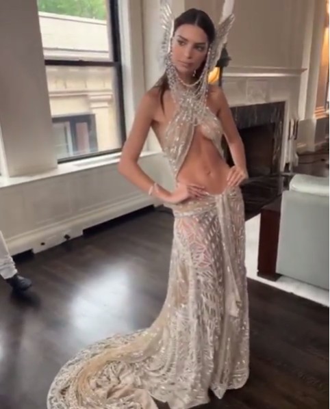 A atriz e modelo Emily Ratajkowski com sua vestimenta no Met Gala 2019 (Foto: Instagram)