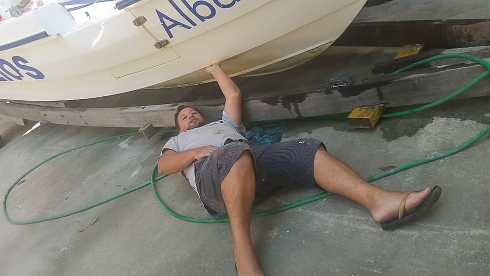 Cesar Pires Xavier faz bicos de conserto e manutenção de barcos, mas ganhos mensais não chegam a R$ 600 — Foto: Arquivo pessoal
