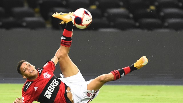 Thiaguinho tenta um voleio pelo Flamengo