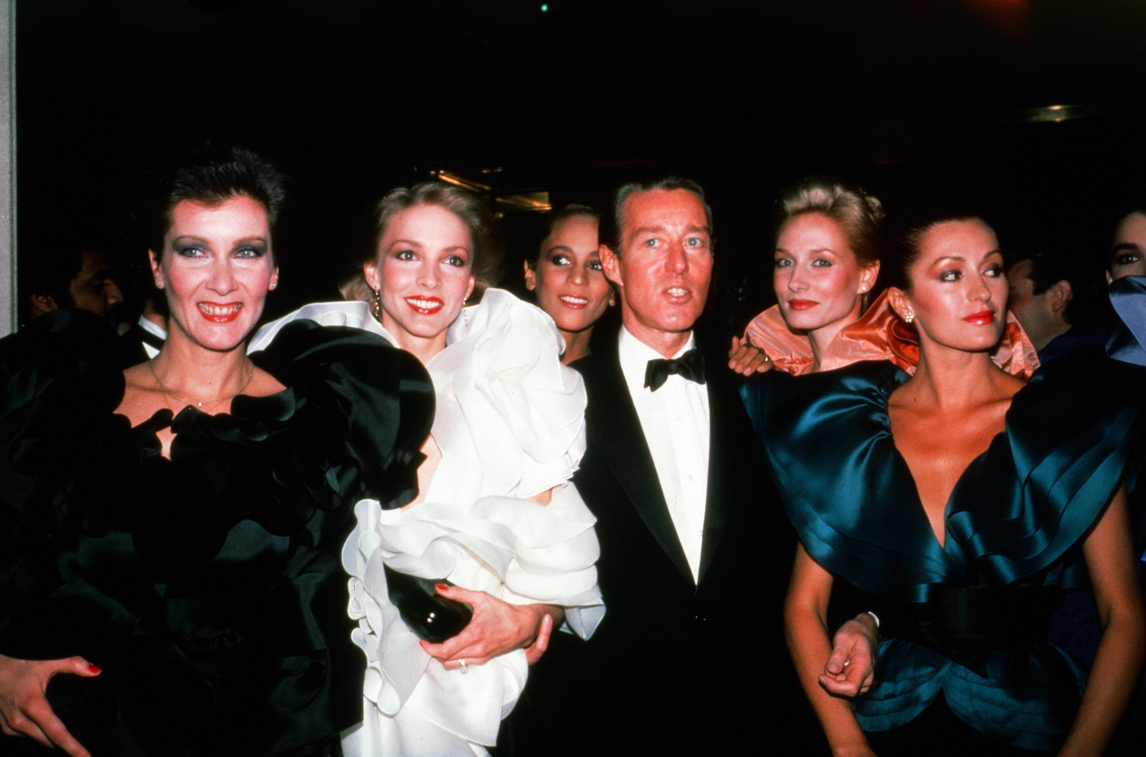 Halston e modelos, por volta de 1981, em Nova York  (Foto: Sonia Moskowitz/IMAGES/Getty Images))