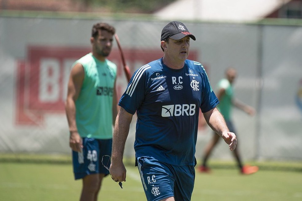 Rog&eacute;rio Ceni comanda treino no CT &mdash; Foto: Alexandre Vidal / CRF