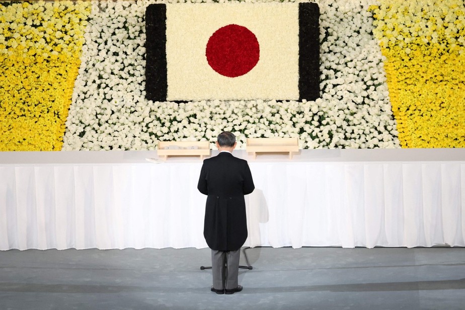 Ex-primeiro-ministro do Japão, Yoshihide Suga, presta homenagem a Shinzo Abe durante funeral de Estado em Tóquio