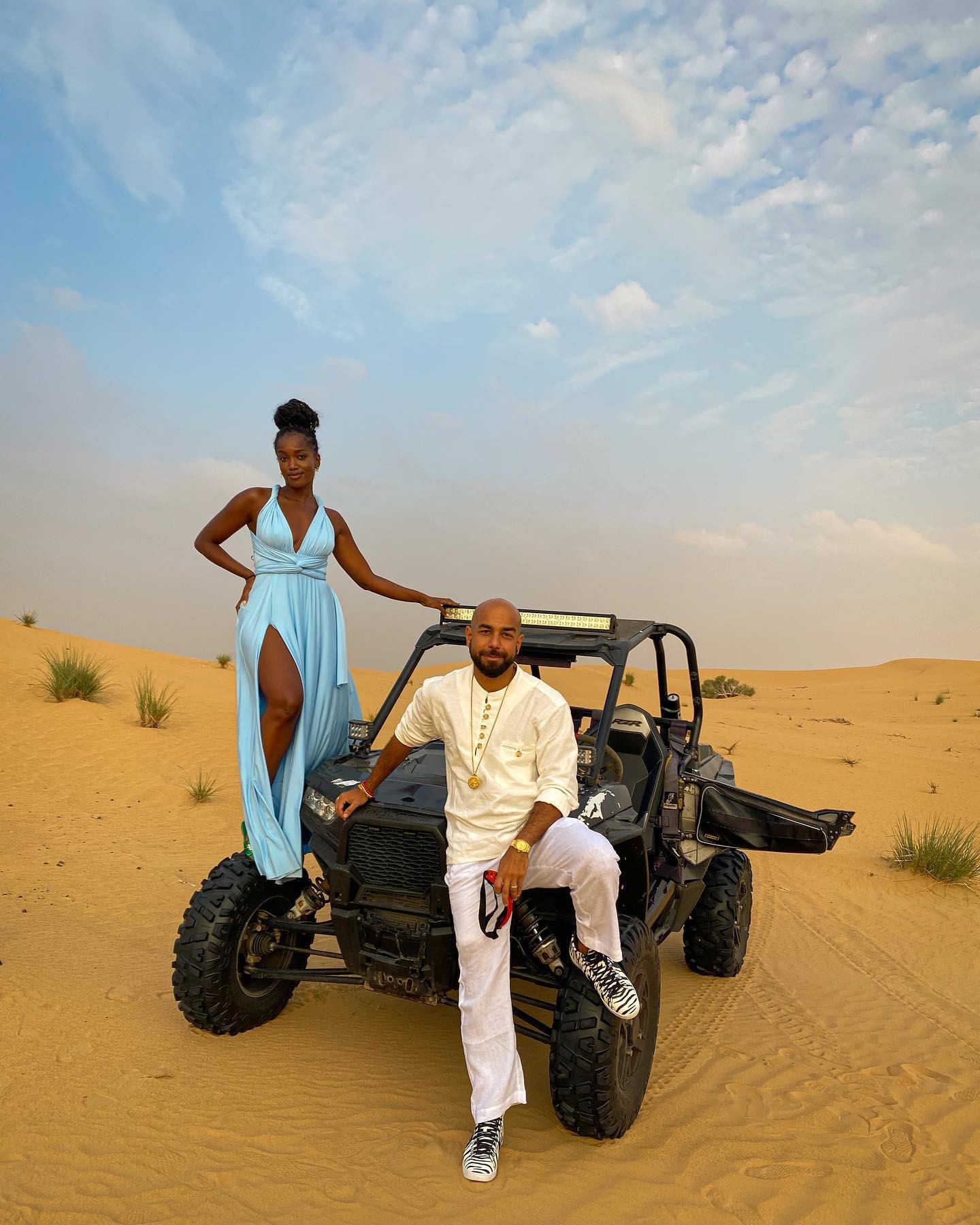 Iza e o marido, Sérgio Santos, posam juntos em deserto de Dubai (Foto: Reprodução/Instagram)