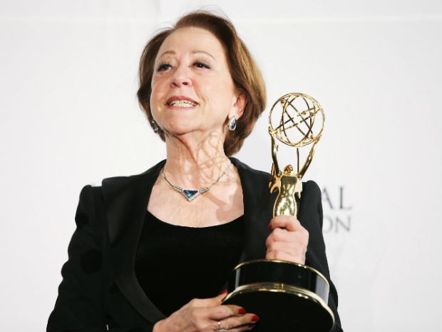 Fernanda Montenegro mostra prêmio Emmy Internacional (Foto: Neison Barnard/ Getty Images North America/ AFP)