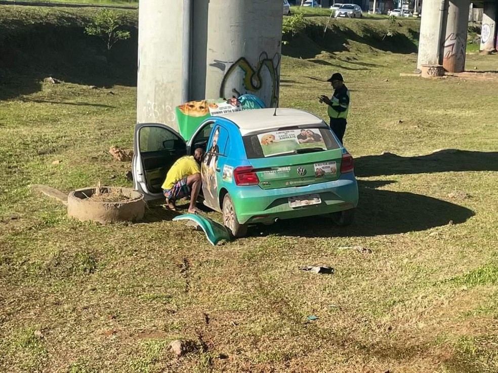 Carro de candidato se envolve em acidente na capital baiana — Foto: Lisboa Junior/TV Bahia 