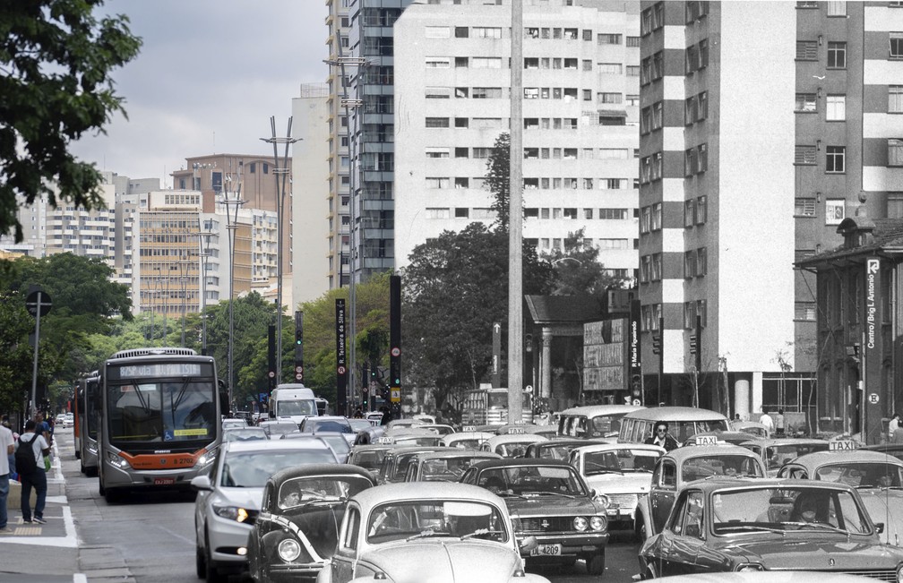 8 de dezembro - Combinação de fotos mostra trânsito na Avenida Paulista, região central de São Paulo, na altura das ruas Maria Figueiredo e Brigadeiro Luis Antônio, em novembro de 1974 e dezembro de 2021. A Avenida completou 130 anos no dia 8 de dezembro de 2021 — Foto: Arquivo/Estadão Conteúdo; Marcelo Brandt/g1
