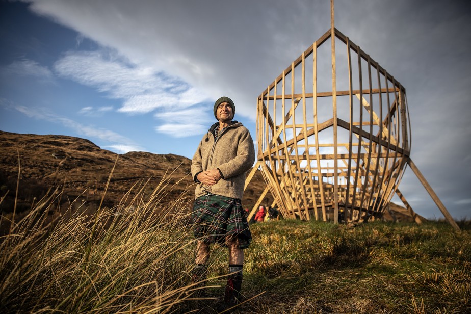 David Blair, 56 anos: escocês construiu uma arca e colocou no topo de uma montanha para chamar a atenção para o clima durante a COP26 em Glasgow, UK.