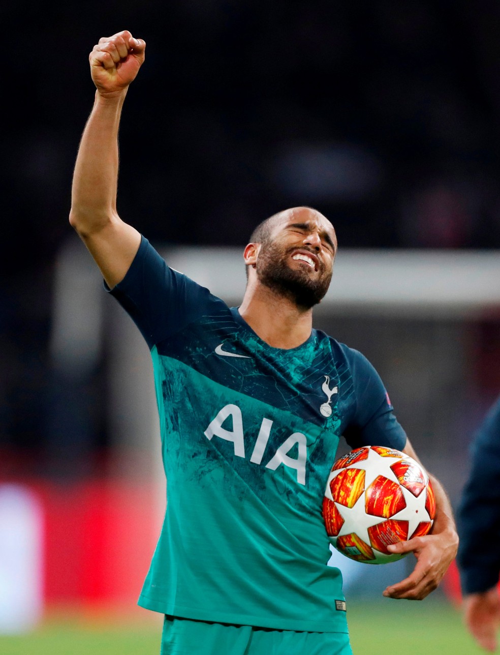 Lucas Moura  leva a bola do jogo para casa — Foto: Reuters