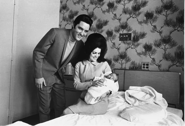 Elvis, Priscilla e Lisa Marie Presley em foto de 1968 — Foto: Perry Aycock/AP