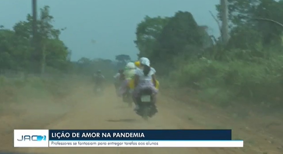 Grupo enfrenta a nuvem de poeira que se forma na estrada de terra — Foto: Reprodução Rede Amazônica