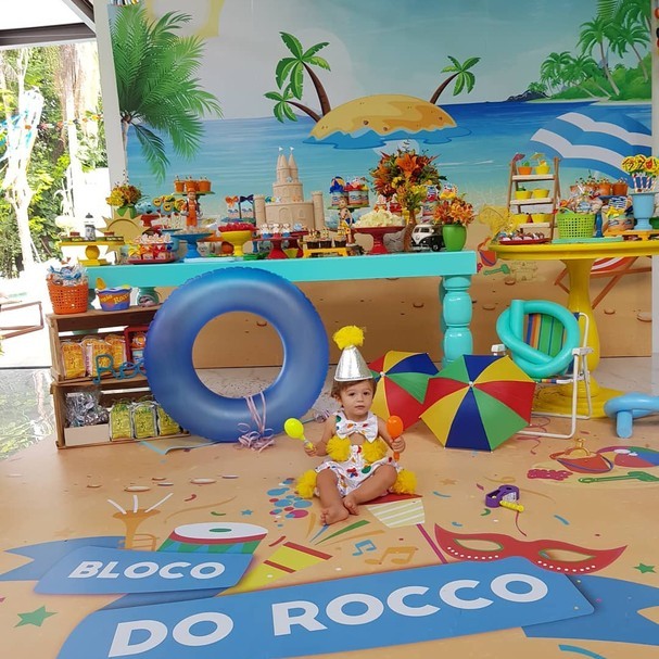 Rocco em frente à decoração (Foto: Instagram)