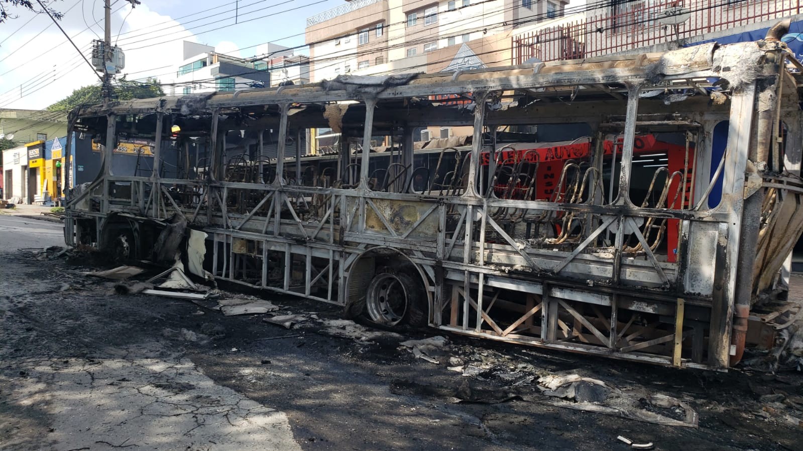 Ônibus fica destruído após pegar fogo em BH; VÍDEO E FOTOS