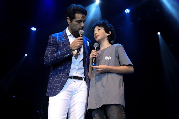 Tefo, filho do apresentador Marcos Mion, se apresenta na turnê Mágico Amore de Thiago Arancam (Foto: Marcos Ribas / Brazil News)
