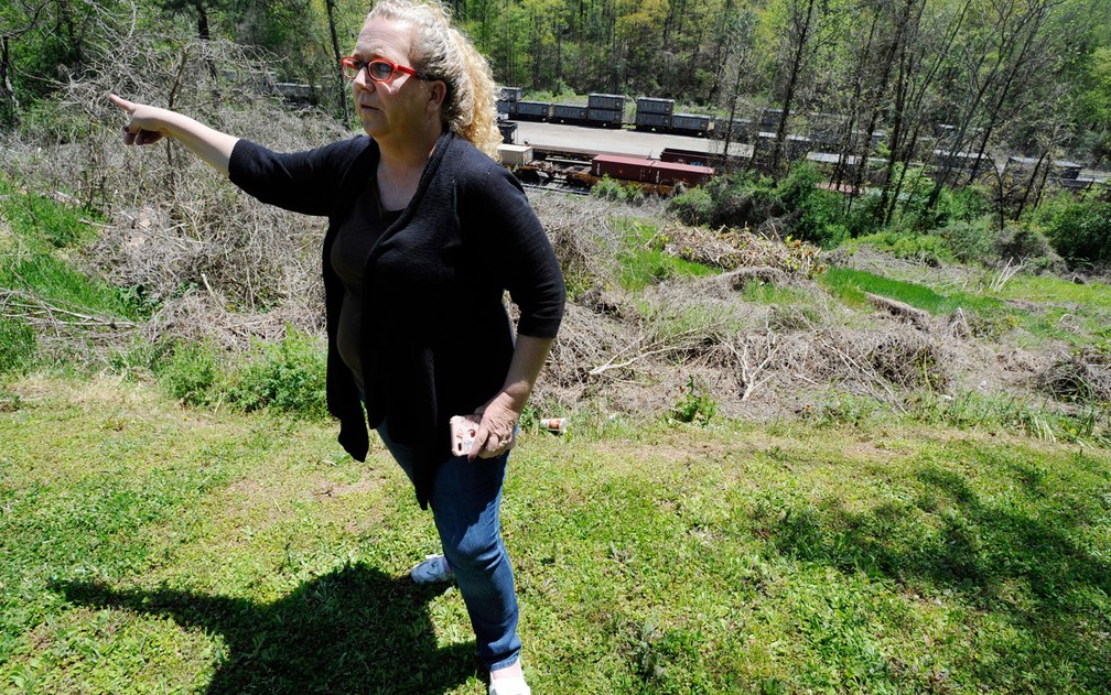 A prefeita de Parrish, no Alabama, mostra trem com dejetos trazidos de Nova York à cidade, em foto de 12 de abril (Foto: AP Photo/Jay Reeves)