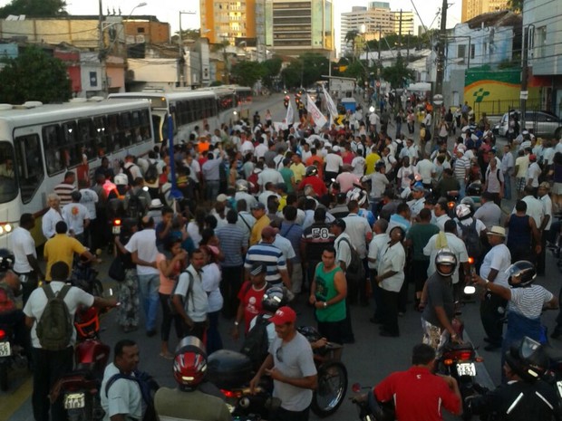 Rodoviários fazem caminhada na Av. Conde da Boa Vista (Foto: Luna Markman/ G1)