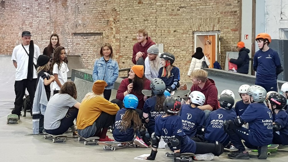 Rayssa Leal com crianças de projeto alemão apoiado pela fundação Laureus Sport for Good — Foto: Helena Rebello