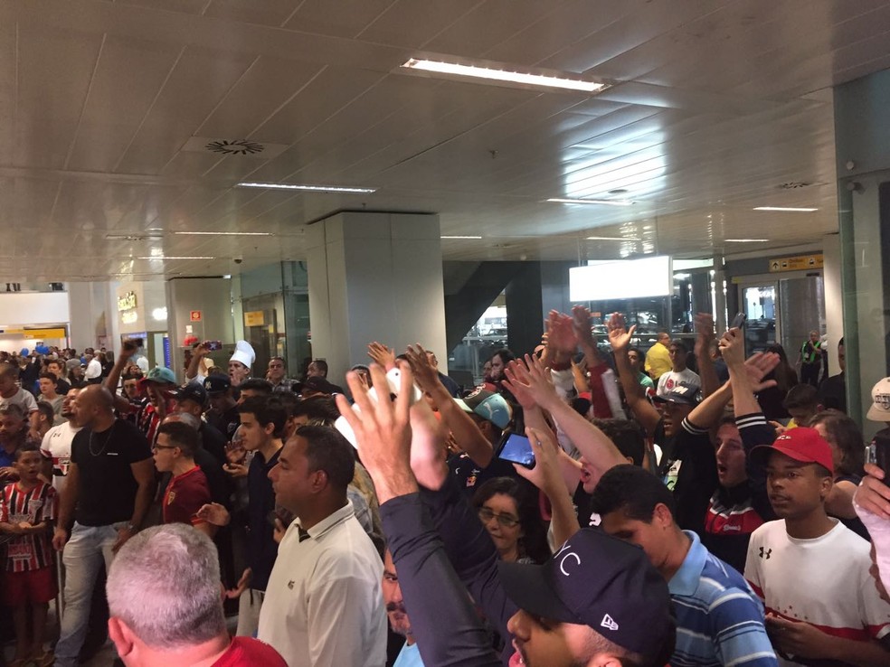 Torcida do São Paulo foi em bom número ao aeroporto (Foto: Marcelo Hazan)