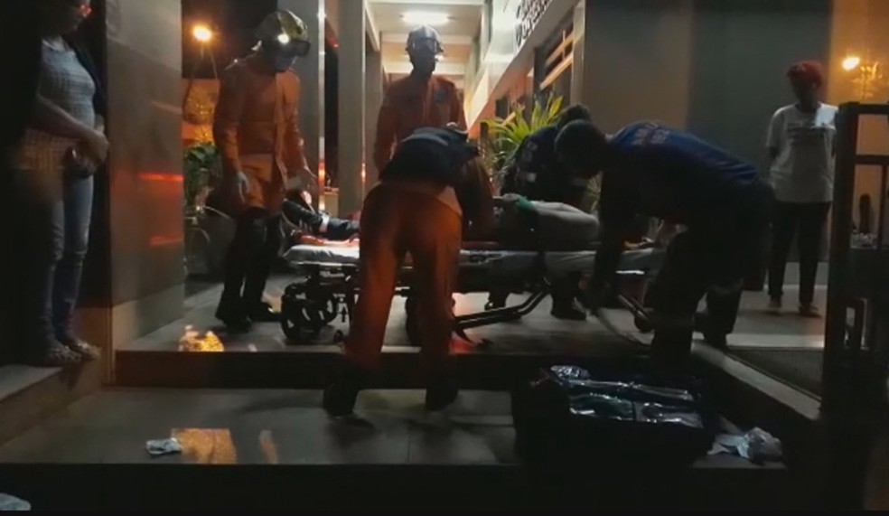 Bombeiros prestam socorro a jovem de 20 anos esfaqueado durante assalto na Asa Norte — Foto: TV Globo/Reprodução