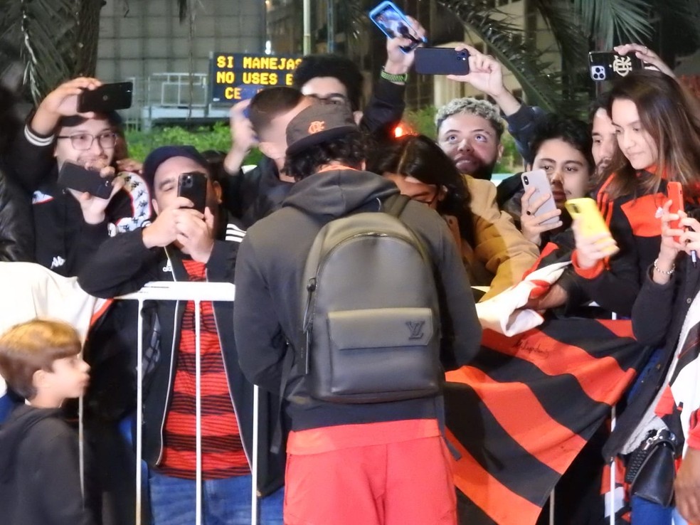 Gabi autografando camisa de torcedora na Argentina &mdash; Foto: Fred Gomes / ge