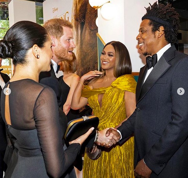 O Príncipe Harry e a atriz e duquesa Meghan Markle interagindo com Beyoncé e Jay-Z no lançamento de O Rei Leão (2019) em Londres (Foto: Instagram)