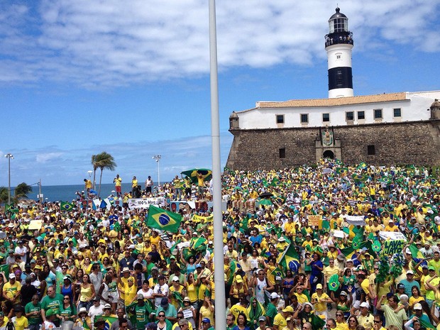 Concentração de manifestantes no Farol da Barra, Bahia, 10h40 (Foto: Henrique Mendes/ G1)