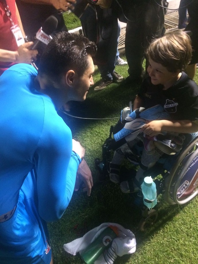 Depois de empate, goleiro do SP dá luvas de presente a torcedor do ABC
