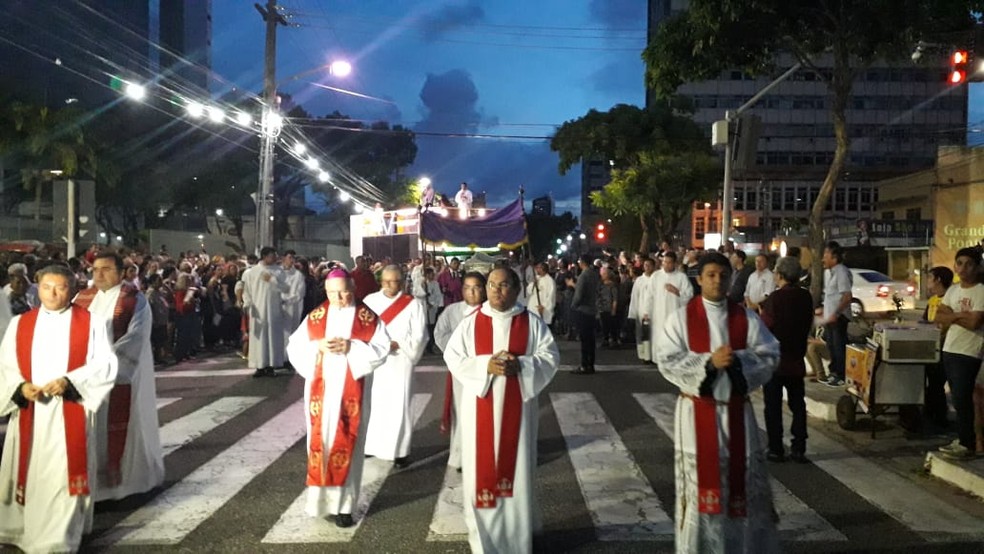 Fieis católicos se reúnem na Procissão do Senhor Morto em Natal — Foto: Julianne Barreto/Inter TV Cabugi
